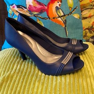 Pretty peep toe navy heels size 7 1/2